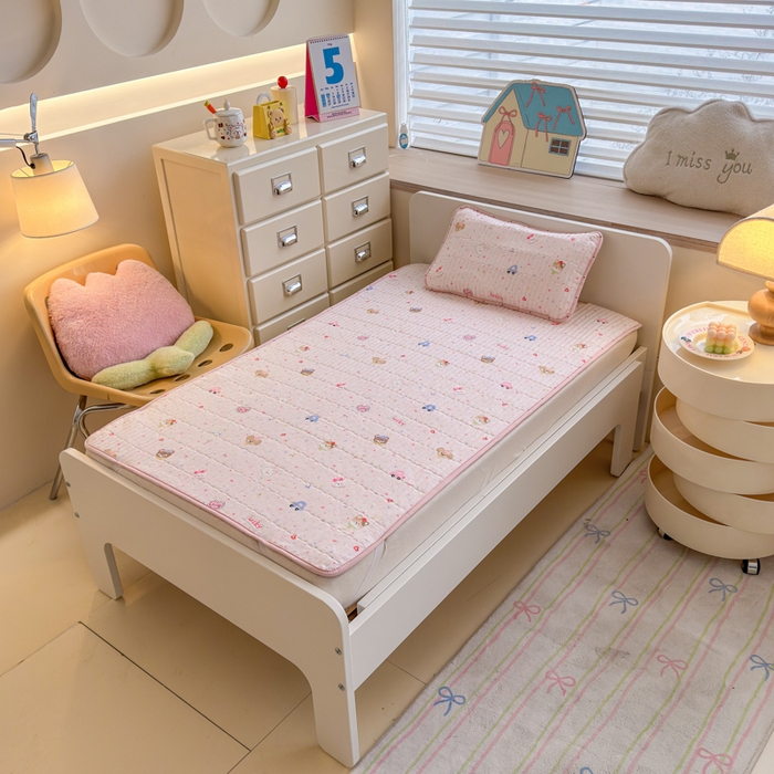 91家纺网 家纺一手货源 找家纺 禧缘家纺（原梦想家） 2026新款全棉夹棉婴童床盖 粉色童年--绑带款