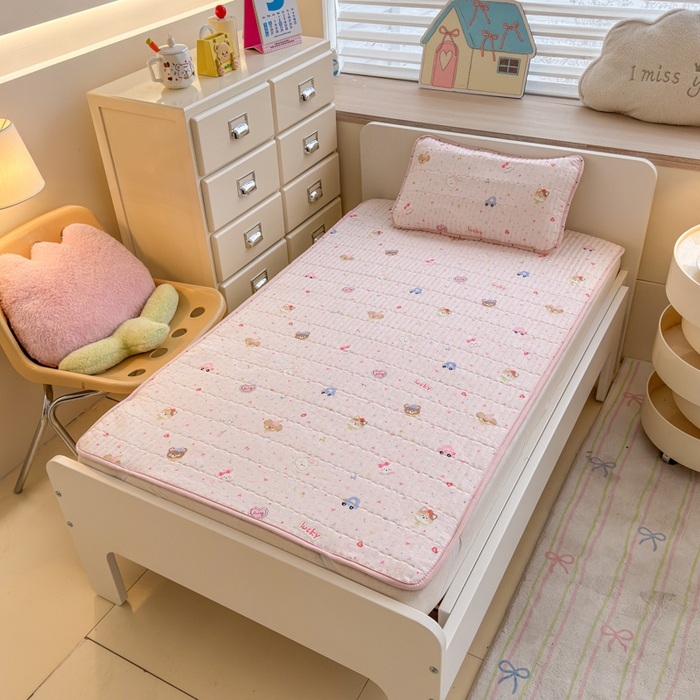 91家纺网 家纺一手货源 找家纺 禧缘家纺（原梦想家） 2026新款全棉夹棉婴童床盖 粉色童年--绑带款