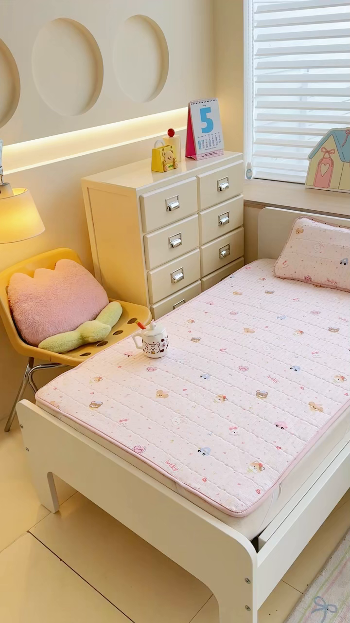 91家纺网 家纺一手货源 找家纺 禧缘家纺（原梦想家） 2026新款全棉夹棉婴童床盖 粉色童年--绑带款