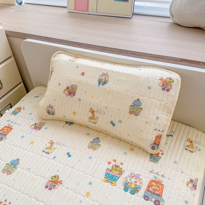 91家纺网 家纺一手货源 找家纺 禧缘家纺（原梦想家） 2026新款全棉夹棉婴童床盖 萌趣伙伴--绑带款