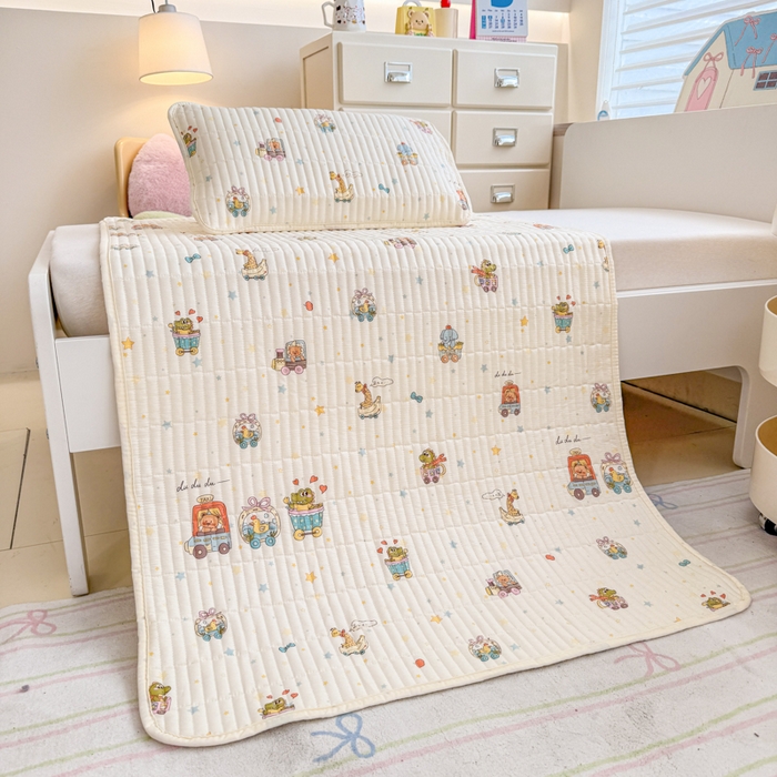 91家纺网 家纺一手货源 找家纺 禧缘家纺（原梦想家） 2026新款全棉夹棉婴童床盖 萌趣伙伴--绑带款