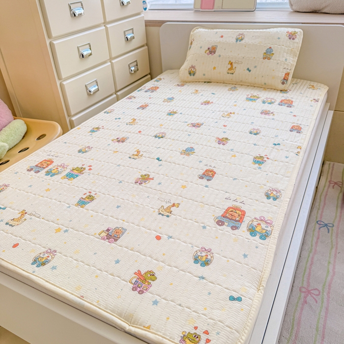 91家纺网 家纺一手货源 找家纺 禧缘家纺（原梦想家） 2026新款全棉夹棉婴童床盖 萌趣伙伴--绑带款