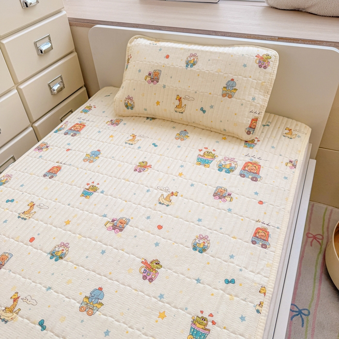 91家纺网 家纺一手货源 找家纺 禧缘家纺（原梦想家） 2026新款全棉夹棉婴童床盖 萌趣伙伴--绑带款