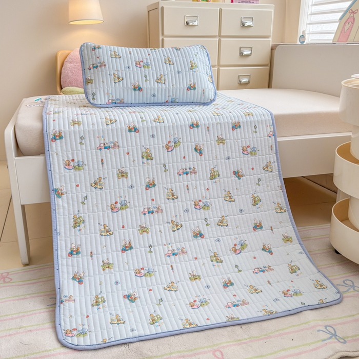 91家纺网 家纺一手货源 找家纺 禧缘家纺（原梦想家） 2026新款全棉夹棉婴童床盖 奇妙之旅--绑带款