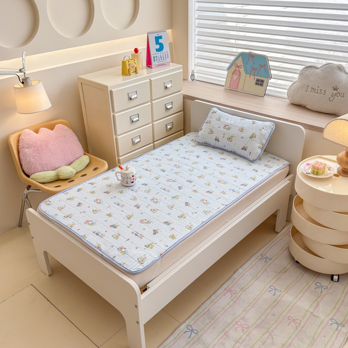 91家纺网 家纺一手货源 找家纺 禧缘家纺（原梦想家） 2026新款全棉夹棉婴童床盖 奇妙之旅--绑带款