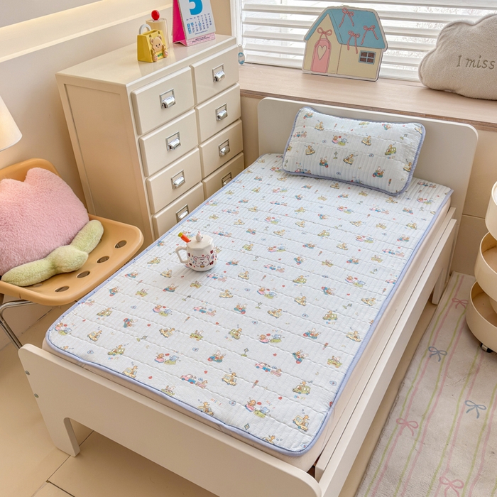 91家纺网 家纺一手货源 找家纺 禧缘家纺（原梦想家） 2026新款全棉夹棉婴童床盖 奇妙之旅--绑带款