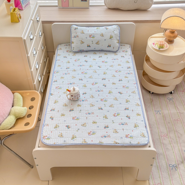 91家纺网 家纺一手货源 找家纺 禧缘家纺（原梦想家） 2026新款全棉夹棉婴童床盖 奇妙之旅--绑带款