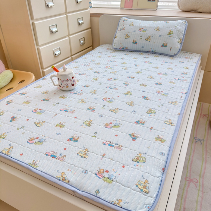 91家纺网 家纺一手货源 找家纺 禧缘家纺（原梦想家） 2026新款全棉夹棉婴童床盖 奇妙之旅--绑带款