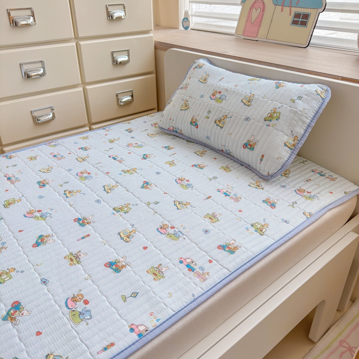 91家纺网 家纺一手货源 找家纺 禧缘家纺（原梦想家） 2026新款全棉夹棉婴童床盖 奇妙之旅--绑带款