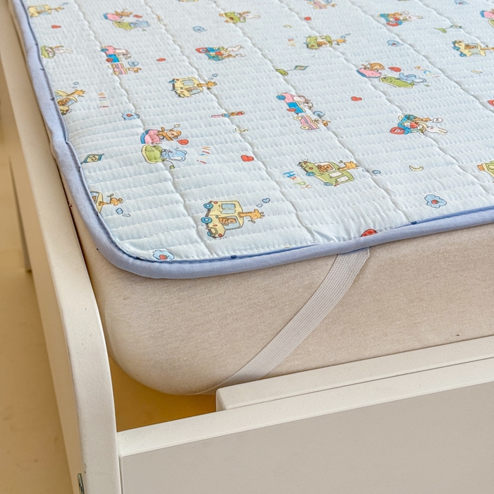 91家纺网 家纺一手货源 找家纺 禧缘家纺（原梦想家） 2026新款全棉夹棉婴童床盖 奇妙之旅--绑带款