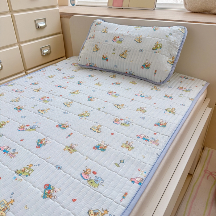 91家纺网 家纺一手货源 找家纺 禧缘家纺（原梦想家） 2026新款全棉夹棉婴童床盖 奇妙之旅--绑带款