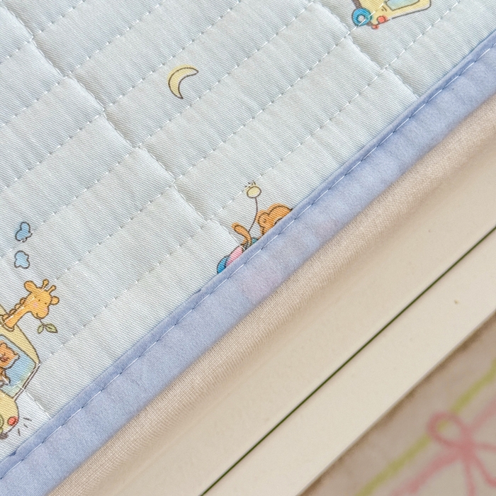 91家纺网 家纺一手货源 找家纺 禧缘家纺（原梦想家） 2026新款全棉夹棉婴童床盖 奇妙之旅--绑带款