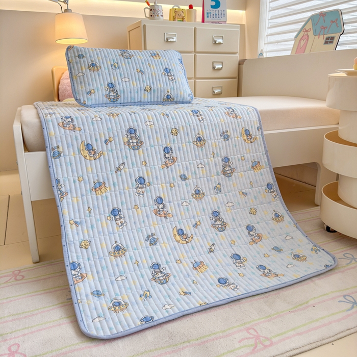 91家纺网 家纺一手货源 找家纺 禧缘家纺（原梦想家） 2026新款全棉夹棉婴童床盖 探索星球--绑带款