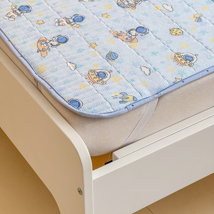 91家纺网 家纺一手货源 找家纺 禧缘家纺（原梦想家） 2026新款全棉夹棉婴童床盖 探索星球--绑带款