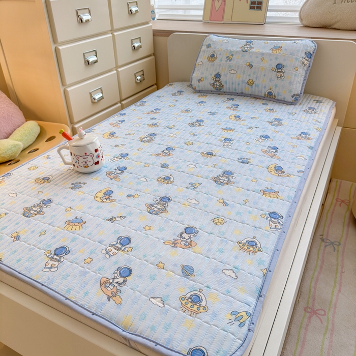 91家纺网 家纺一手货源 找家纺 禧缘家纺（原梦想家） 2026新款全棉夹棉婴童床盖 探索星球--绑带款