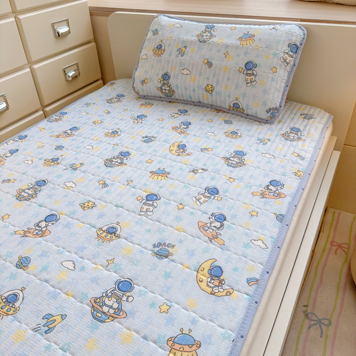 91家纺网 家纺一手货源 找家纺 禧缘家纺（原梦想家） 2026新款全棉夹棉婴童床盖 探索星球--绑带款