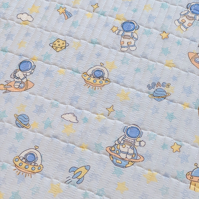 91家纺网 家纺一手货源 找家纺 禧缘家纺（原梦想家） 2026新款全棉夹棉婴童床盖 探索星球--绑带款