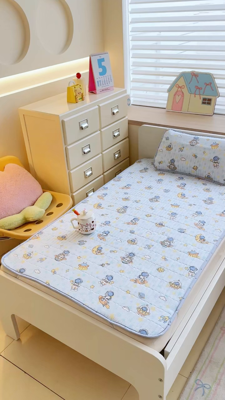 91家纺网 家纺一手货源 找家纺 禧缘家纺（原梦想家） 2026新款全棉夹棉婴童床盖 探索星球--绑带款