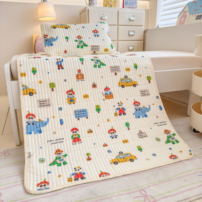 91家纺网 家纺一手货源 找家纺 禧缘家纺（原梦想家） 2026新款全棉夹棉婴童床盖 淘气熊猫--绑带款