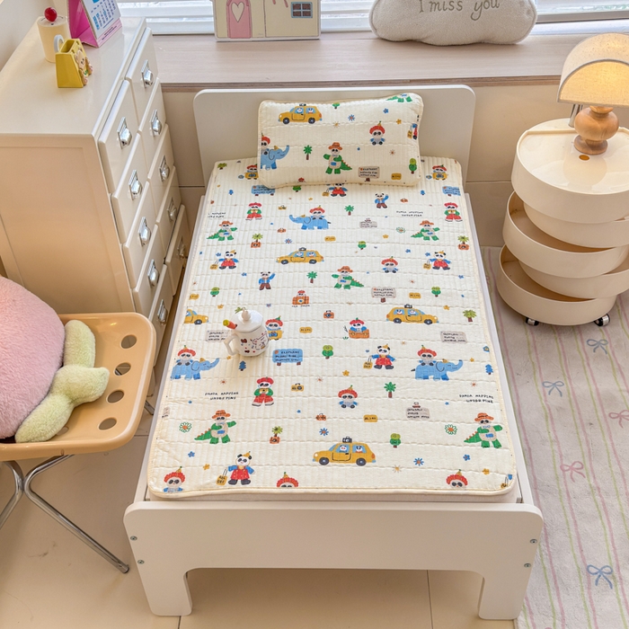 91家纺网 家纺一手货源 找家纺 禧缘家纺（原梦想家） 2026新款全棉夹棉婴童床盖 淘气熊猫--绑带款