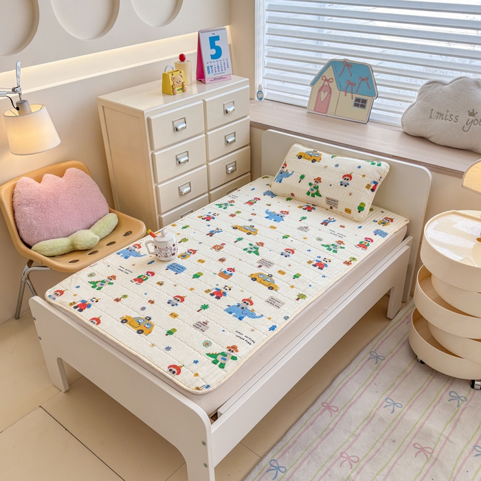 91家纺网 家纺一手货源 找家纺 禧缘家纺（原梦想家） 2026新款全棉夹棉婴童床盖 淘气熊猫--绑带款