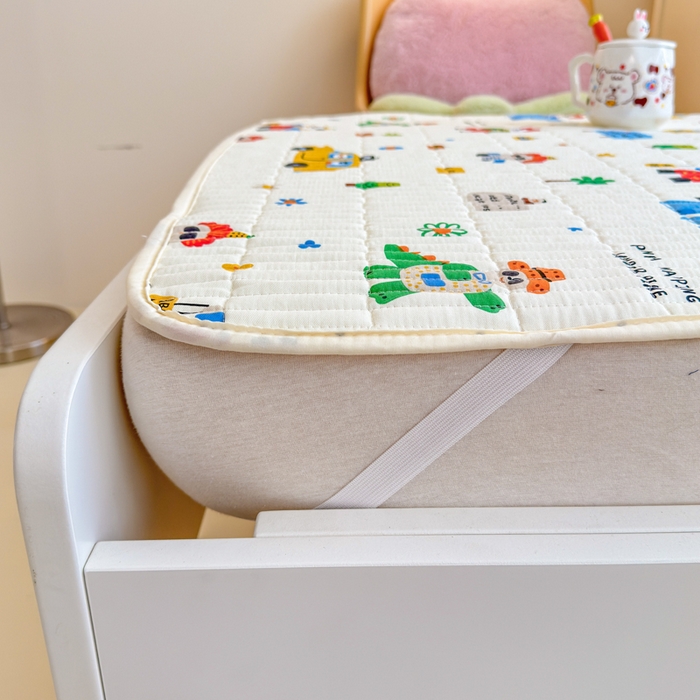 91家纺网 家纺一手货源 找家纺 禧缘家纺（原梦想家） 2026新款全棉夹棉婴童床盖 淘气熊猫--绑带款