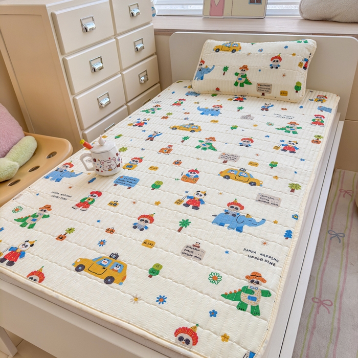 91家纺网 家纺一手货源 找家纺 禧缘家纺（原梦想家） 2026新款全棉夹棉婴童床盖 淘气熊猫--绑带款