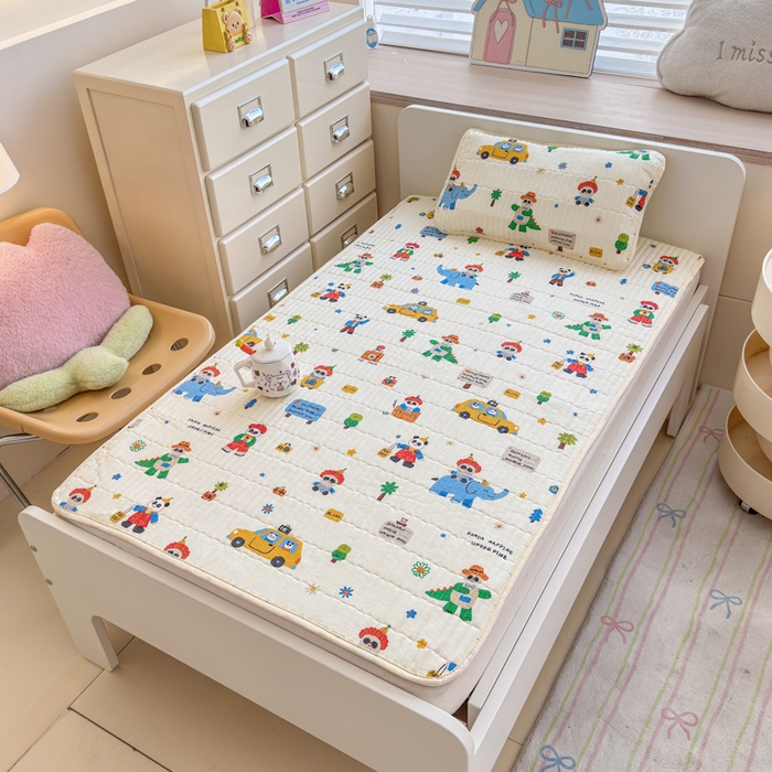 91家纺网 家纺一手货源 找家纺 禧缘家纺（原梦想家） 2026新款全棉夹棉婴童床盖 淘气熊猫--绑带款