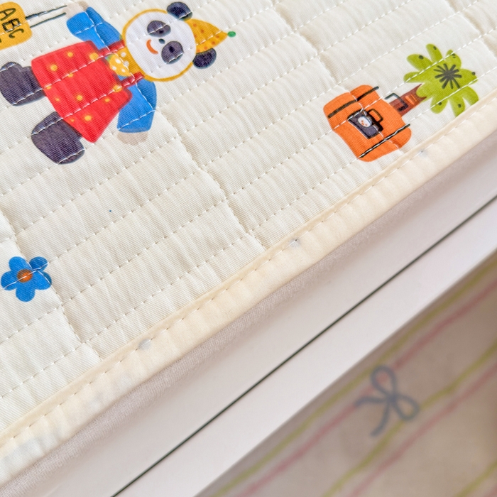 91家纺网 家纺一手货源 找家纺 禧缘家纺（原梦想家） 2026新款全棉夹棉婴童床盖 淘气熊猫--绑带款