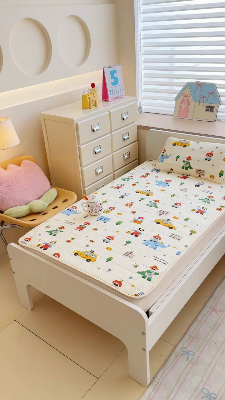 91家纺网 家纺一手货源 找家纺 禧缘家纺（原梦想家） 2026新款全棉夹棉婴童床盖 淘气熊猫--绑带款