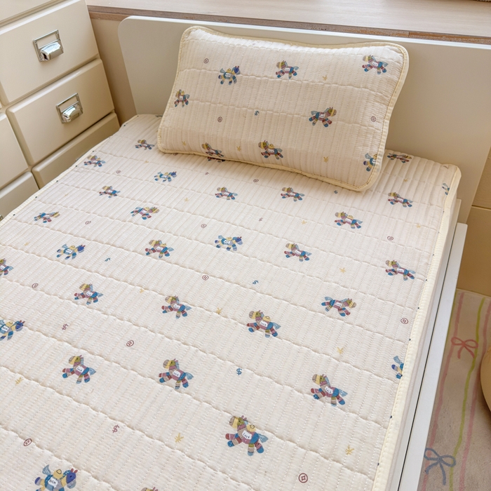 91家纺网 家纺一手货源 找家纺 禧缘家纺（原梦想家） 2026新款全棉夹棉婴童床盖 跳跳马--绑带款