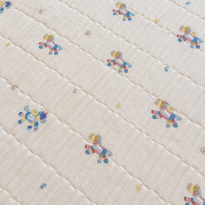 91家纺网 家纺一手货源 找家纺 禧缘家纺（原梦想家） 2026新款全棉夹棉婴童床盖 跳跳马--绑带款