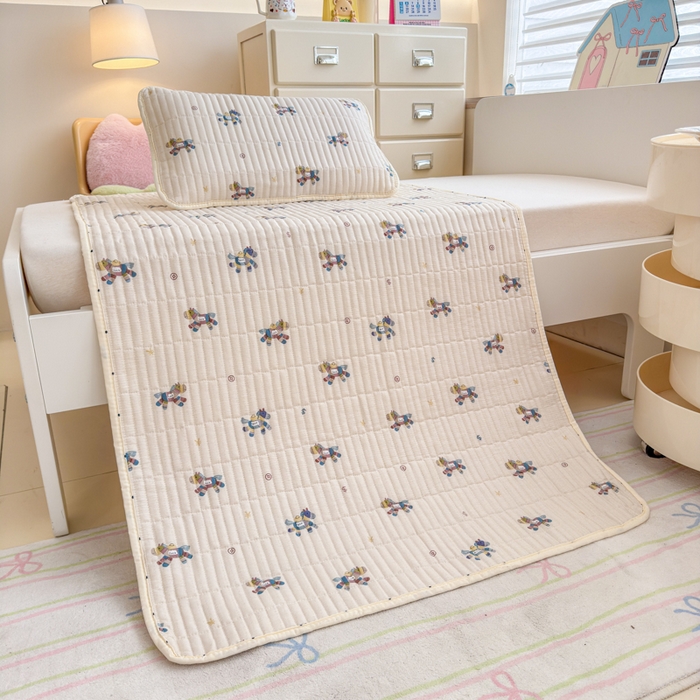 91家纺网 家纺一手货源 找家纺 禧缘家纺（原梦想家） 2026新款全棉夹棉婴童床盖 跳跳马--绑带款