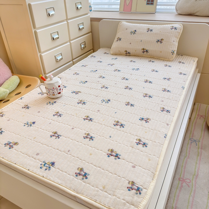 91家纺网 家纺一手货源 找家纺 禧缘家纺（原梦想家） 2026新款全棉夹棉婴童床盖 跳跳马--绑带款