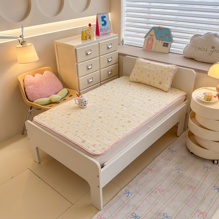 91家纺网 家纺一手货源 找家纺 禧缘家纺（原梦想家） 2026新款全棉夹棉婴童床盖 幸运鸭--绑带款