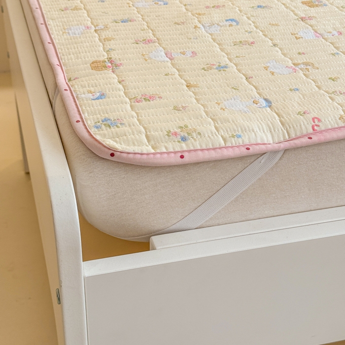 91家纺网 家纺一手货源 找家纺 禧缘家纺（原梦想家） 2026新款全棉夹棉婴童床盖 幸运鸭--绑带款