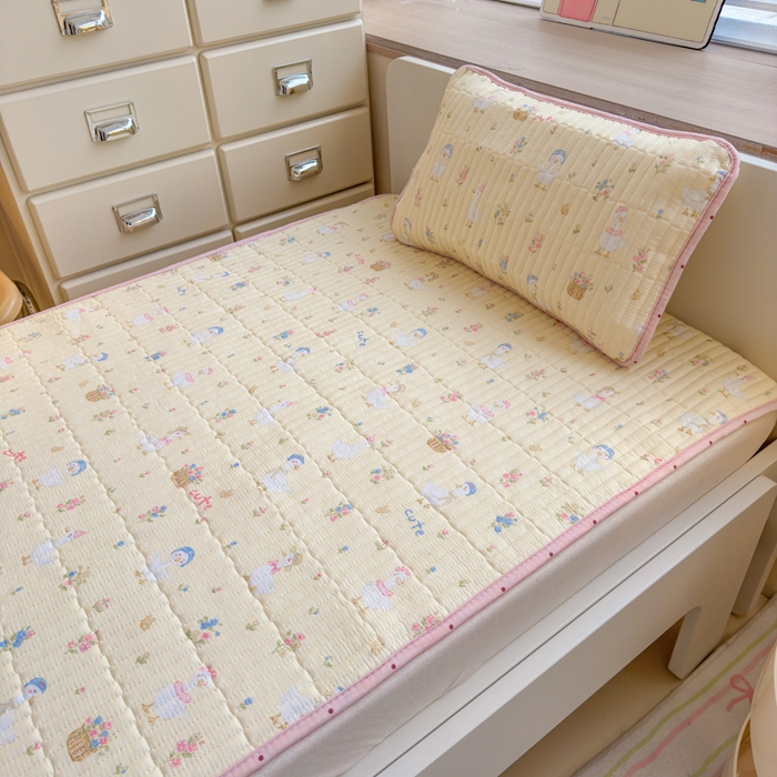 91家纺网 家纺一手货源 找家纺 禧缘家纺（原梦想家） 2026新款全棉夹棉婴童床盖 幸运鸭--绑带款