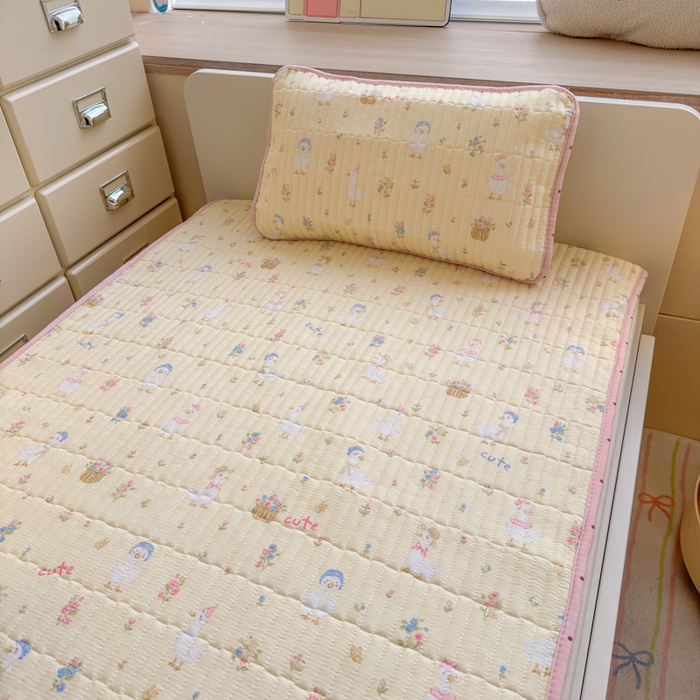 91家纺网 家纺一手货源 找家纺 禧缘家纺（原梦想家） 2026新款全棉夹棉婴童床盖 幸运鸭--绑带款