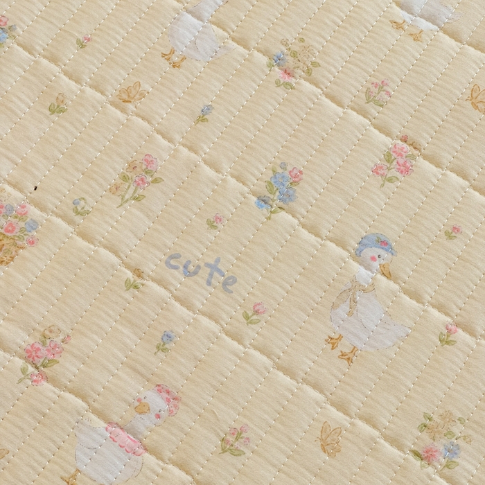 91家纺网 家纺一手货源 找家纺 禧缘家纺（原梦想家） 2026新款全棉夹棉婴童床盖 幸运鸭--绑带款