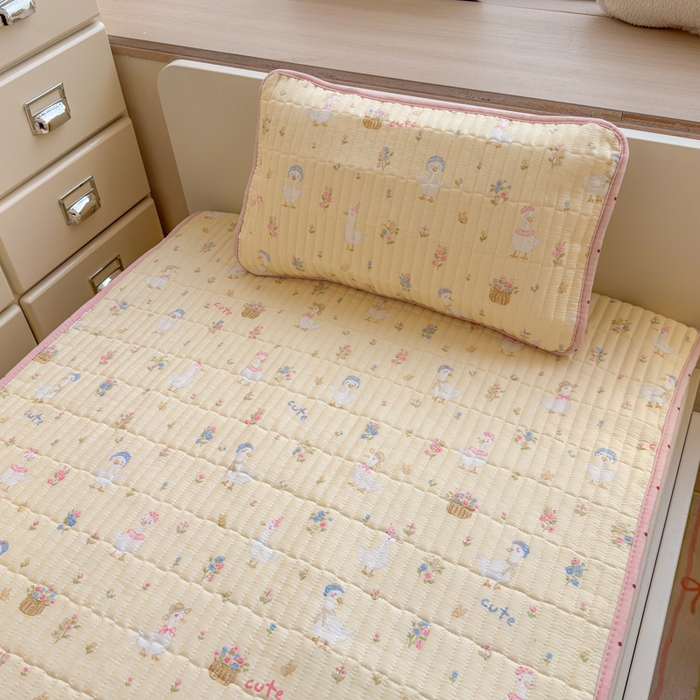 91家纺网 家纺一手货源 找家纺 禧缘家纺（原梦想家） 2026新款全棉夹棉婴童床盖 幸运鸭--绑带款