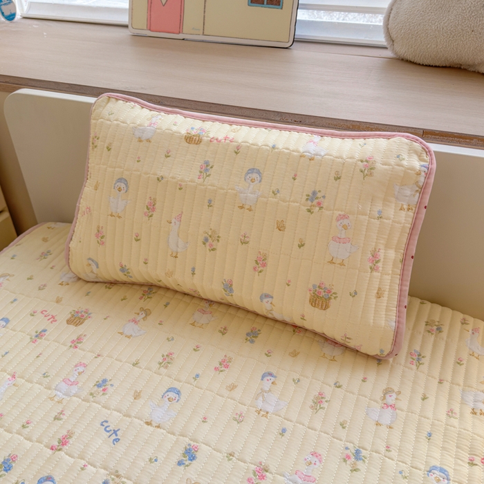 91家纺网 家纺一手货源 找家纺 禧缘家纺（原梦想家） 2026新款全棉夹棉婴童床盖 幸运鸭--绑带款