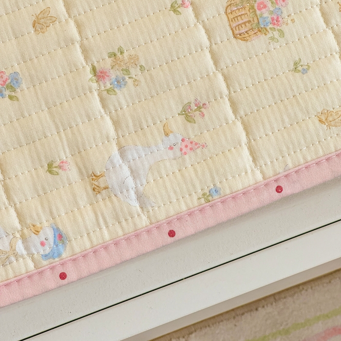 91家纺网 家纺一手货源 找家纺 禧缘家纺（原梦想家） 2026新款全棉夹棉婴童床盖 幸运鸭--绑带款