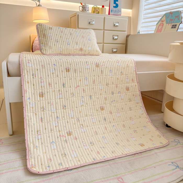 91家纺网 家纺一手货源 找家纺 禧缘家纺（原梦想家） 2026新款全棉夹棉婴童床盖 幸运鸭--绑带款