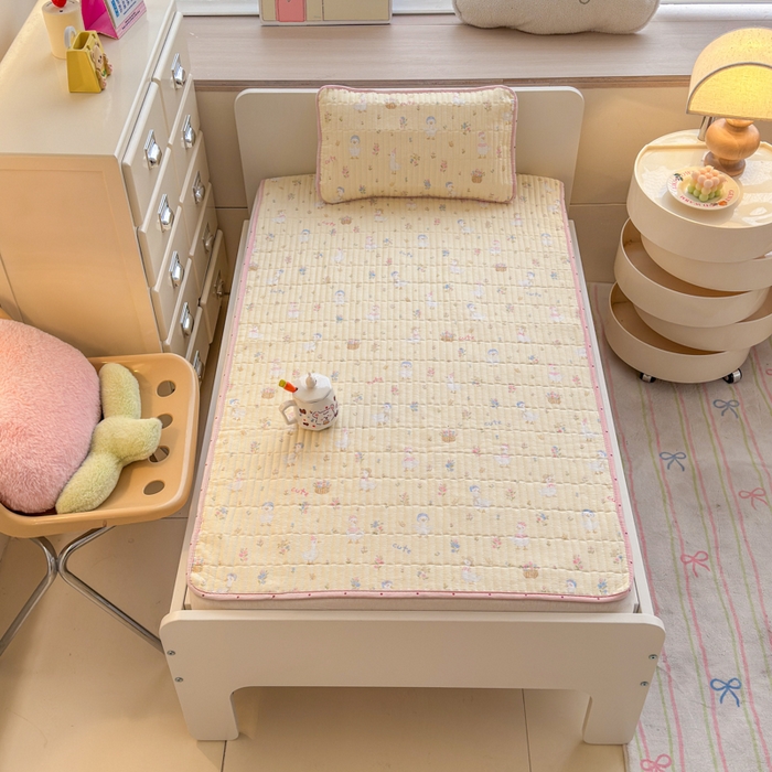 91家纺网 家纺一手货源 找家纺 禧缘家纺（原梦想家） 2026新款全棉夹棉婴童床盖 幸运鸭--绑带款