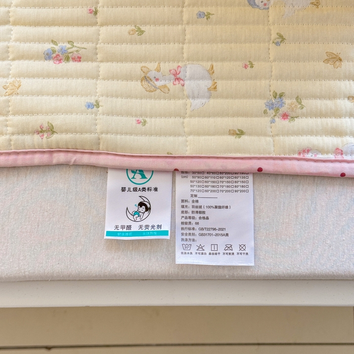 91家纺网 家纺一手货源 找家纺 禧缘家纺（原梦想家） 2026新款全棉夹棉婴童床盖 幸运鸭--绑带款
