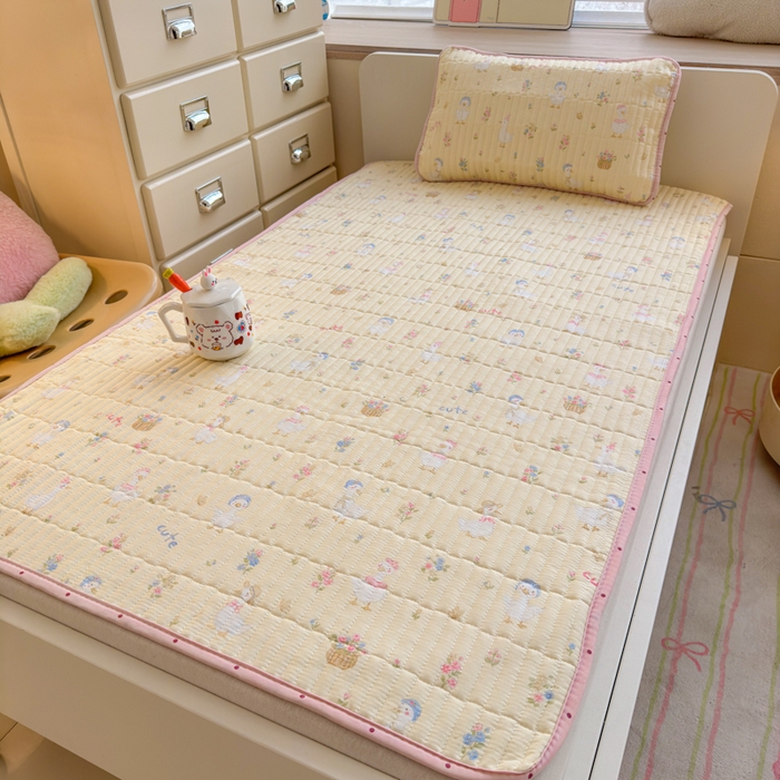 91家纺网 家纺一手货源 找家纺 禧缘家纺（原梦想家） 2026新款全棉夹棉婴童床盖 幸运鸭--绑带款