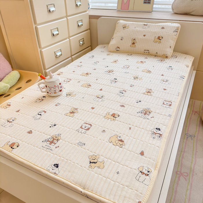 91家纺网 家纺一手货源 找家纺 禧缘家纺（原梦想家） 2026新款全棉夹棉婴童床盖 芝士小狗--绑带款