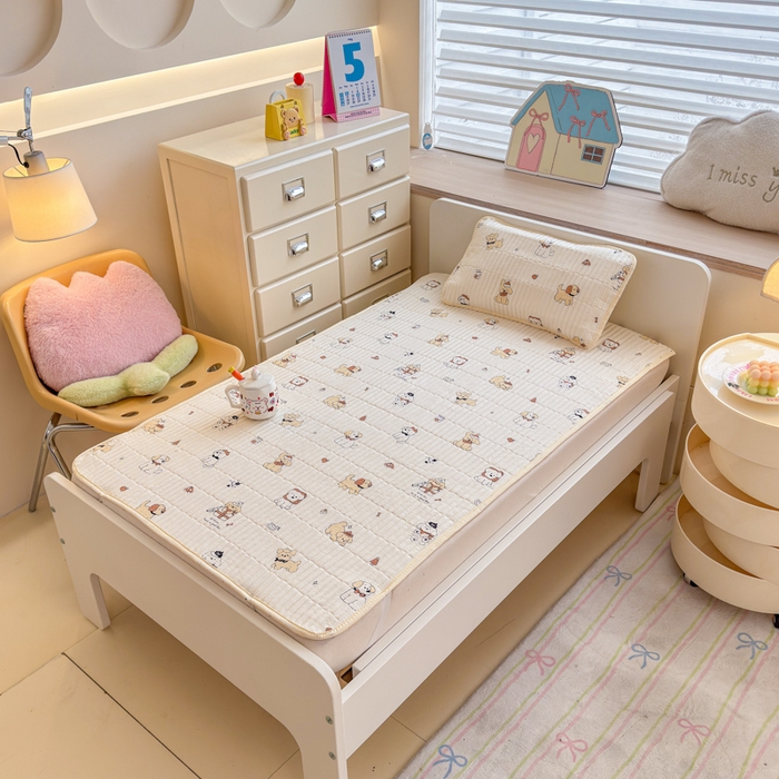 91家纺网 家纺一手货源 找家纺 禧缘家纺（原梦想家） 2026新款全棉夹棉婴童床盖 芝士小狗--绑带款