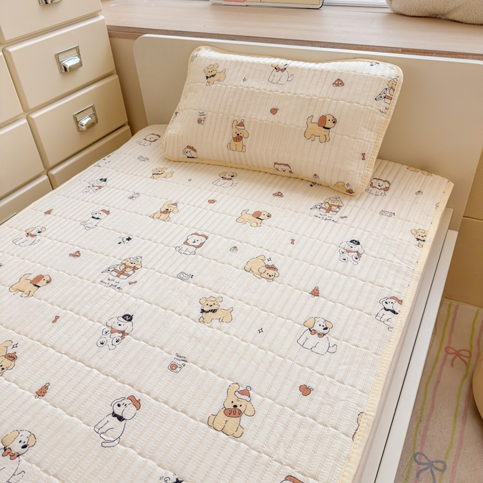 91家纺网 家纺一手货源 找家纺 禧缘家纺（原梦想家） 2026新款全棉夹棉婴童床盖 芝士小狗--绑带款