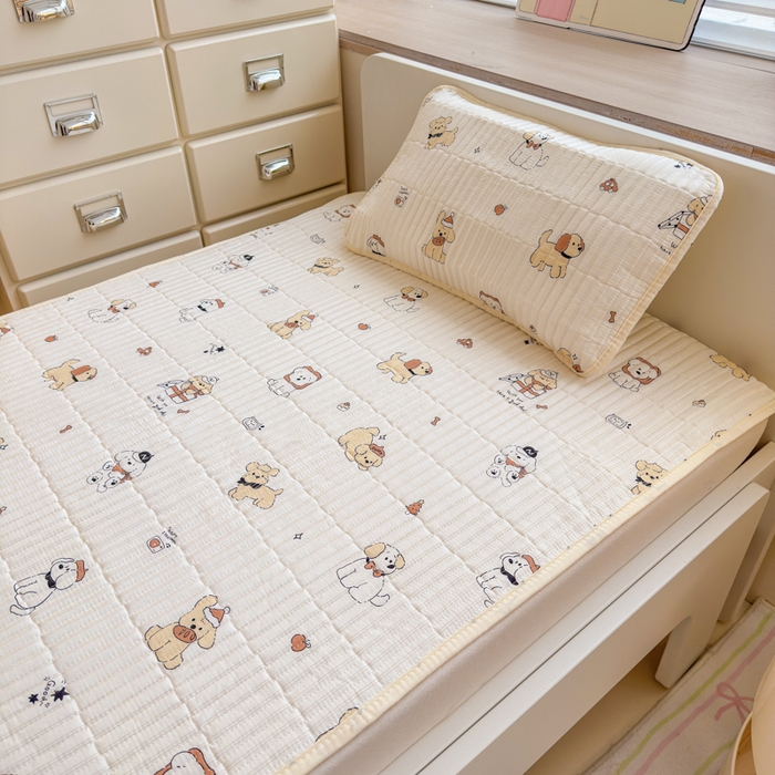 91家纺网 家纺一手货源 找家纺 禧缘家纺（原梦想家） 2026新款全棉夹棉婴童床盖 芝士小狗--绑带款